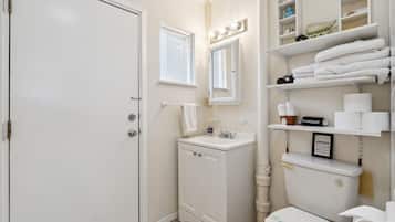 Douche, sĂšche-cheveux, serviettes fournies, savon