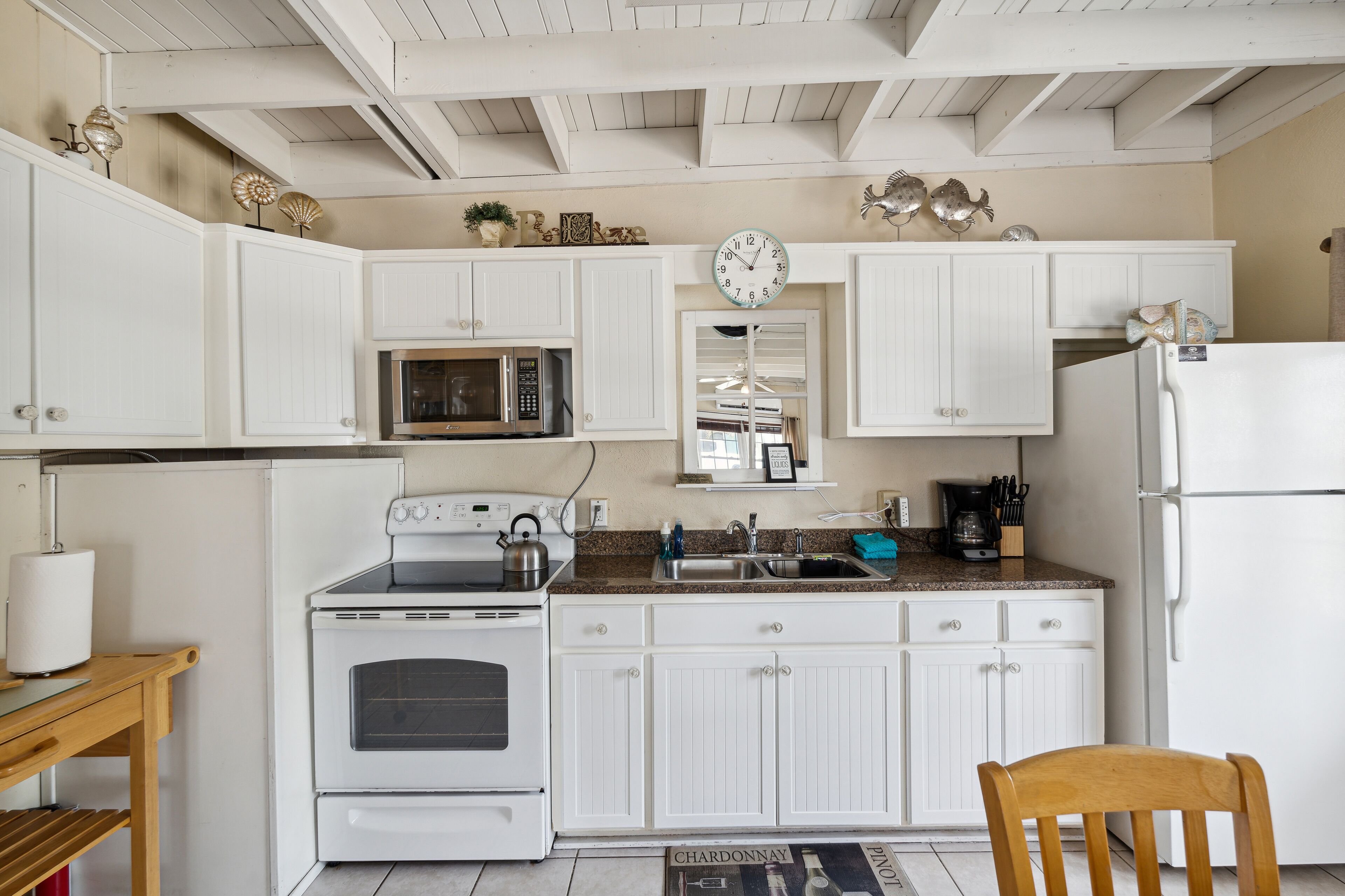 Geladeira, micro-ondas, fogão, cooktop