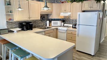 Coffee/tea maker, fridge, microwave, oven