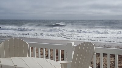 Custom Direct Oceanfront Home with 3 Bedrooms, Summer Open