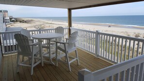 Outdoor dining - Custom Direct Oceanfront Home with 3 Bedrooms, Close Drive to Waterpark (Ocean City)