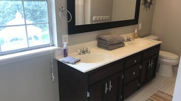 浴缸、風筒、提供毛巾、洗頭水