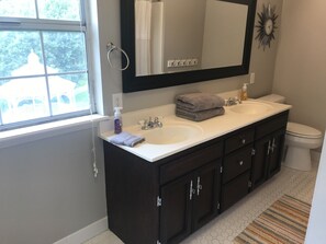 Baignoire, sèche-cheveux, serviettes fournies, shampoing