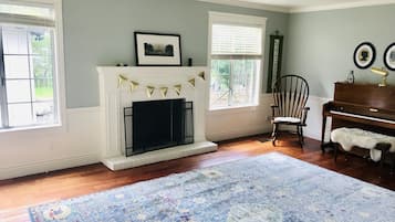 6 bedrooms, desk, iron/ironing board, travel crib