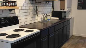 Een koelkast, een microgolfoven, een oven, een kookplaat