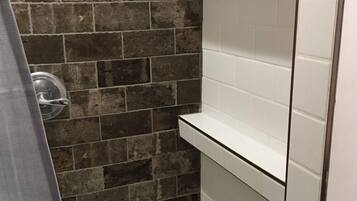 Dusche, Haartrockner, HandtĂŒcher, Seife