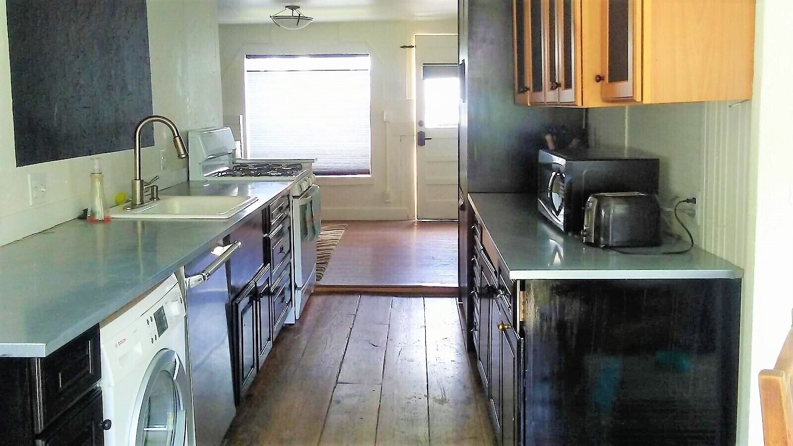 Location, Large Fenced Yard and a hot tub!