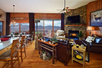 ☆Luxury Cabin☆Panoramic Views ☆3 Kings☆3 Baths☆Fireplace☆3K/1Q/2BB☆Ski Close☆