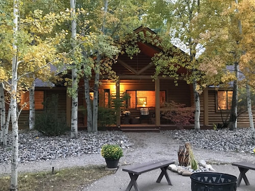 Peaceful & Beautiful Idaho Log Lodge w/ Activities