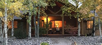 Peaceful & Beautiful Idaho Log Lodge w/ Activities