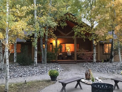 Peaceful & Beautiful Idaho Log Lodge w/ Activities