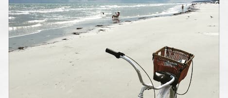 PĂ„ stranden, solstolar och strandhanddukar