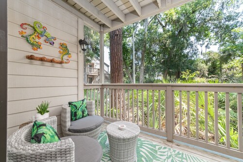 Beautiful 5 Star condo in tropical oasis- Perfect location! S Forest Beach!
