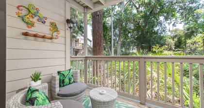 Beautiful 5 Star condo in tropical oasis- Perfect location! S Forest Beach!