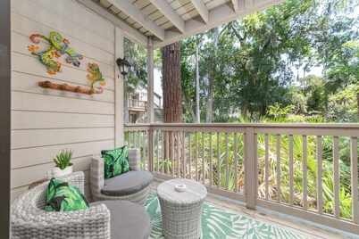 Beautiful 5 Star condo in tropical oasis- Perfect location! S Forest Beach!
