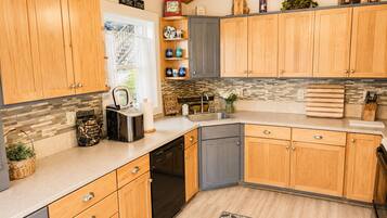 Coffee/tea maker, fridge, microwave, oven