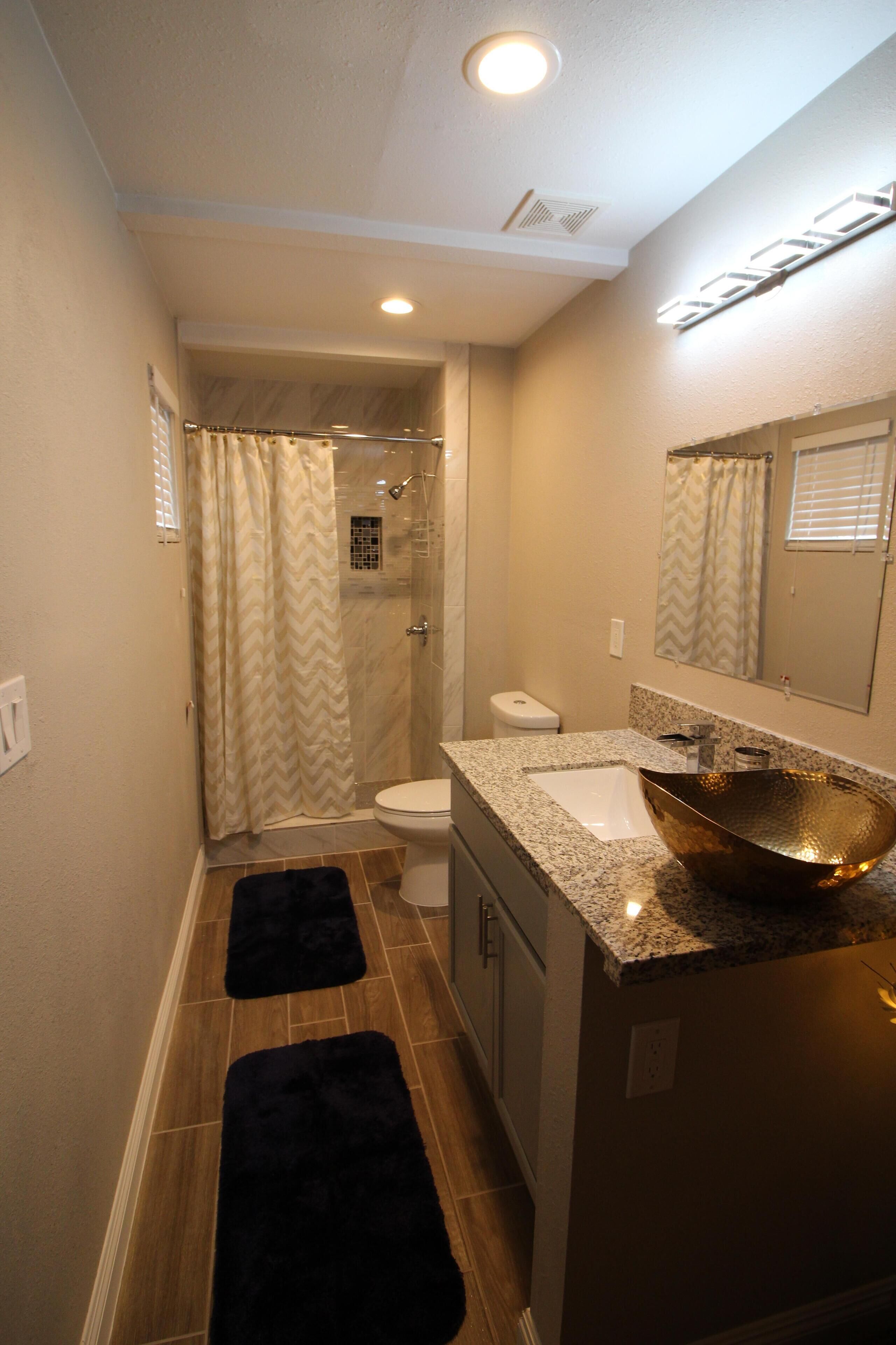 4 Rooms + Private pool ALL under 6 miles to strip!!