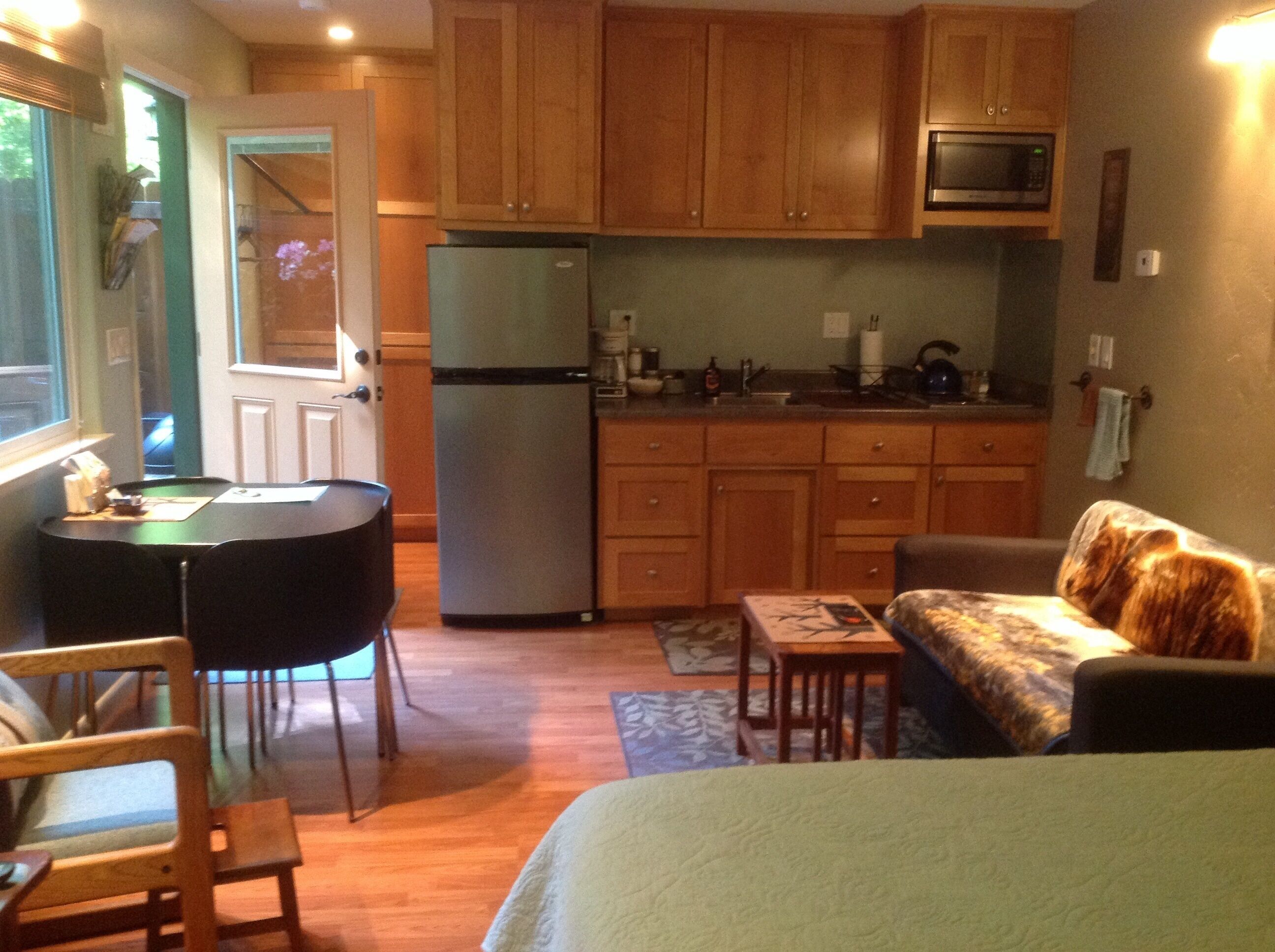 Charming Creek Side Studio Near Lakes, Rivers, Downtown