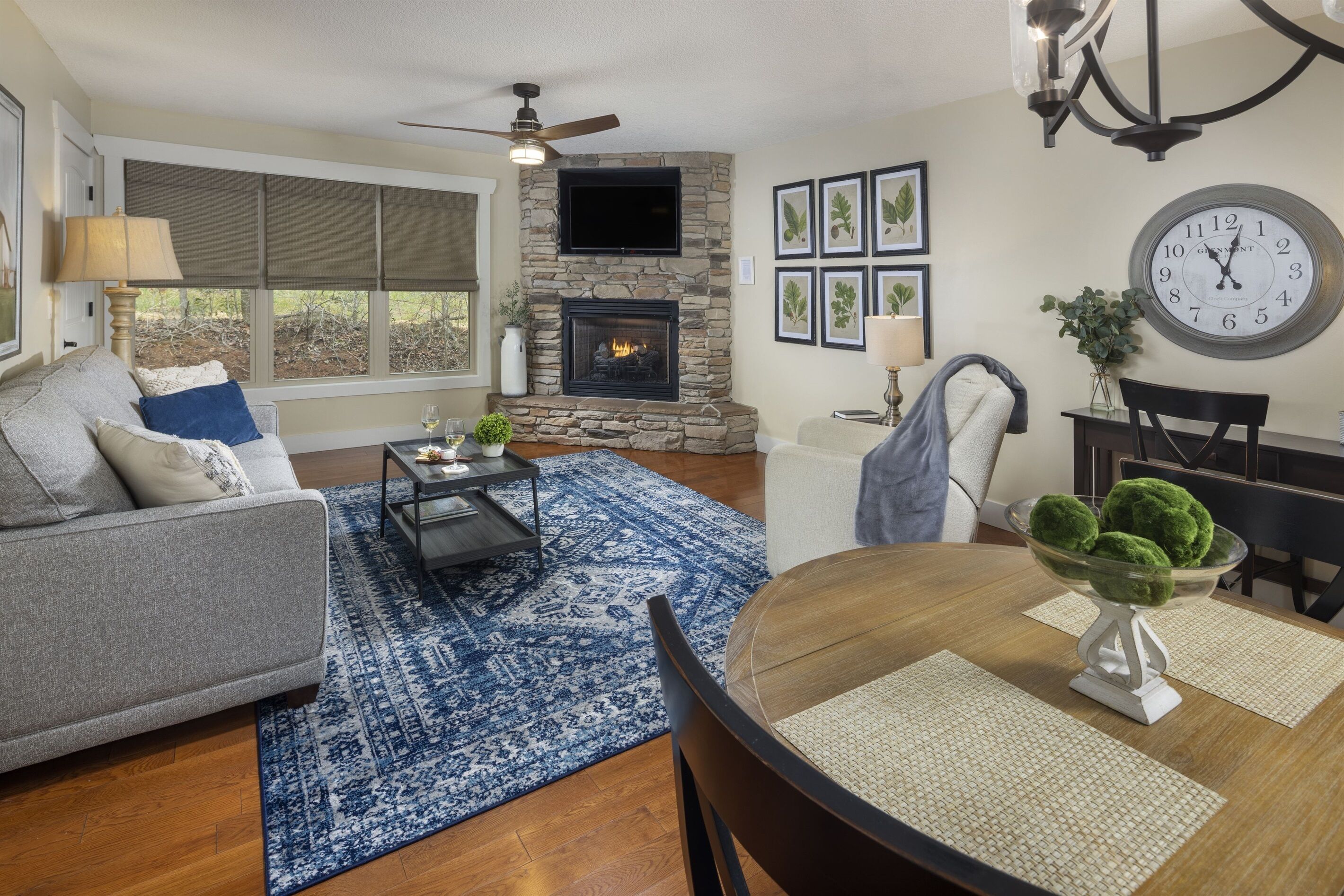 Een smart-tv en een open haard