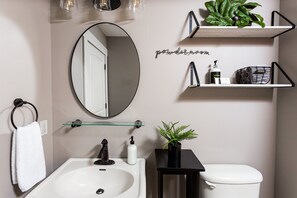 Duschwanne, Haartrockner, Bidet, Handtücher