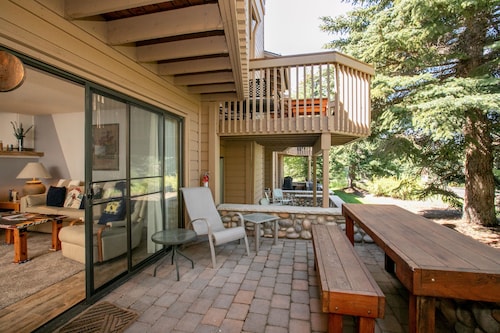 Snow Creek Condo with 2 Bedrooms, 2 Bathrooms and expanded ground level patio !!