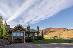 Exterior - Snow Creek Condo with 2 Bedrooms, 2 Bathrooms and expanded ground level patio !! (Sun Valley)