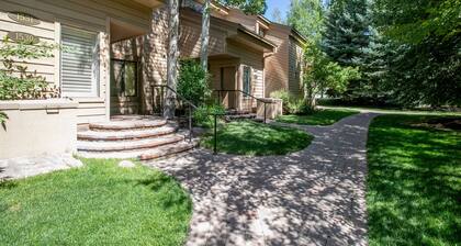 Snow Creek Condo avec 2 chambres à coucher, 2 salles de bains et patio élargi au niveau du sol !!