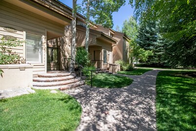 Snow Creek Condo with 2 Bedrooms, 2 Bathrooms and expanded ground level patio !!