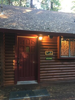 Exterior detail - Located in a gated community just minutes from Dodge Ridge and Pinecreast Lake (Long Barn)