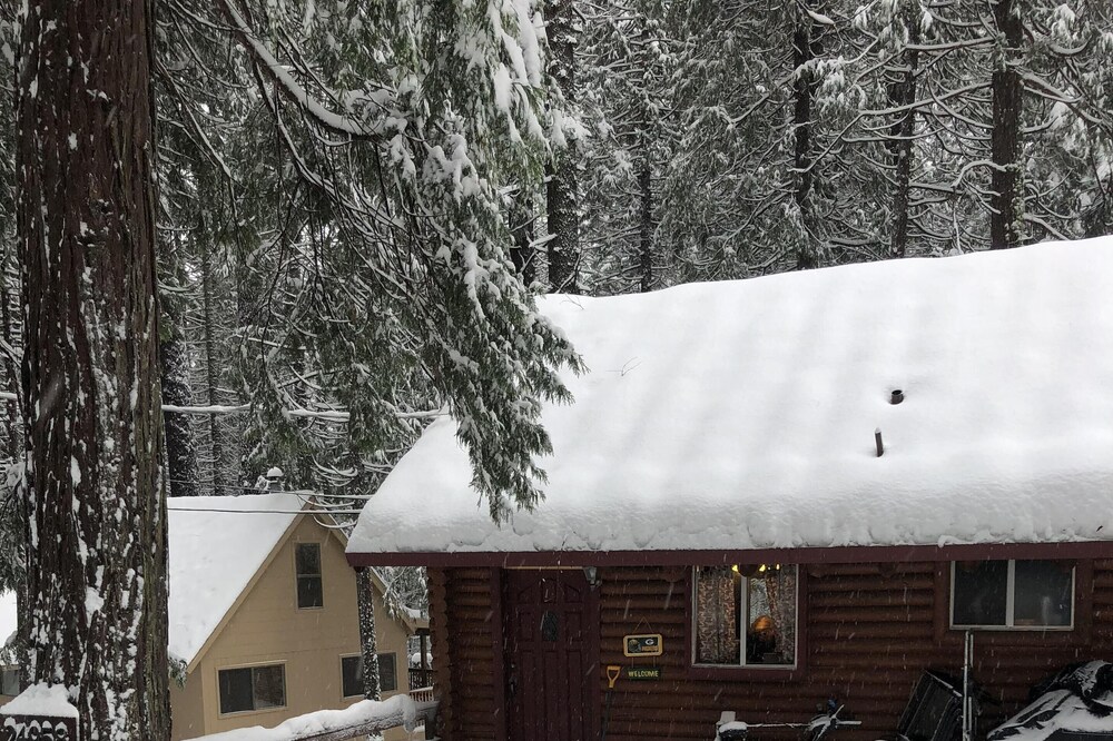 Located in a gated community just minutes from Dodge Ridge and Pinecreast Lake