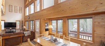 Beautiful Grand Lake year-round cabin, lake views, 2 minutes to town, 10 to RMNP