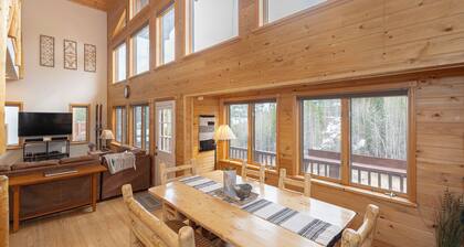 Beautiful Grand Lake year-round cabin, lake views, 2 minutes to town, 10 to RMNP