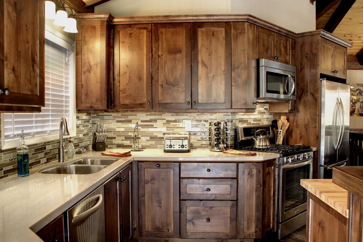 SNOW SUMMIT TREE HOUSE VIBES, CLEAN & COZY CABIN, 1 MILE TO VILLAGE & LAKE