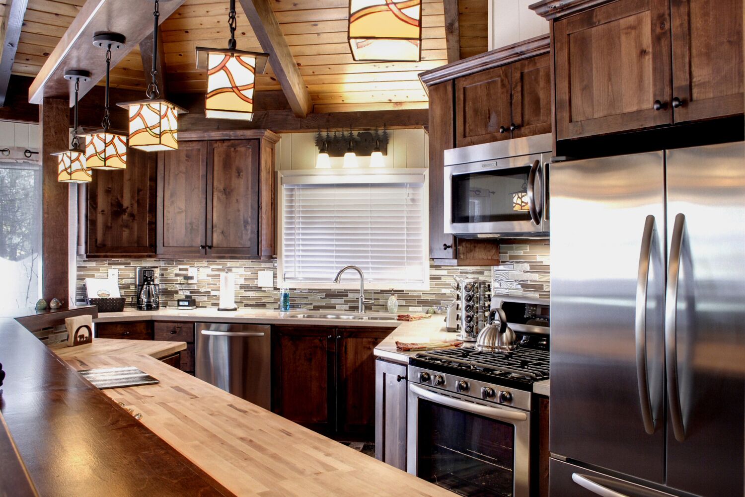 SNOW SUMMIT TREE HOUSE VIBES, CLEAN & COZY CABIN, 1 MILE TO VILLAGE & LAKE