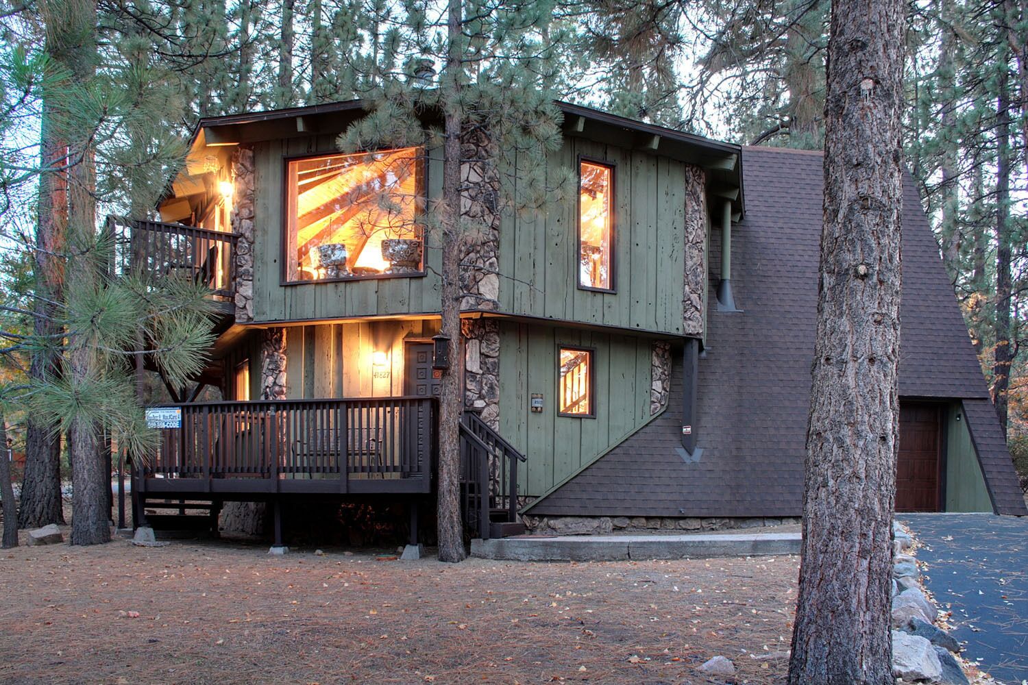 SNOW SUMMIT TREE HOUSE VIBES, CLEAN & COZY CABIN, 1 MILE TO VILLAGE & LAKE