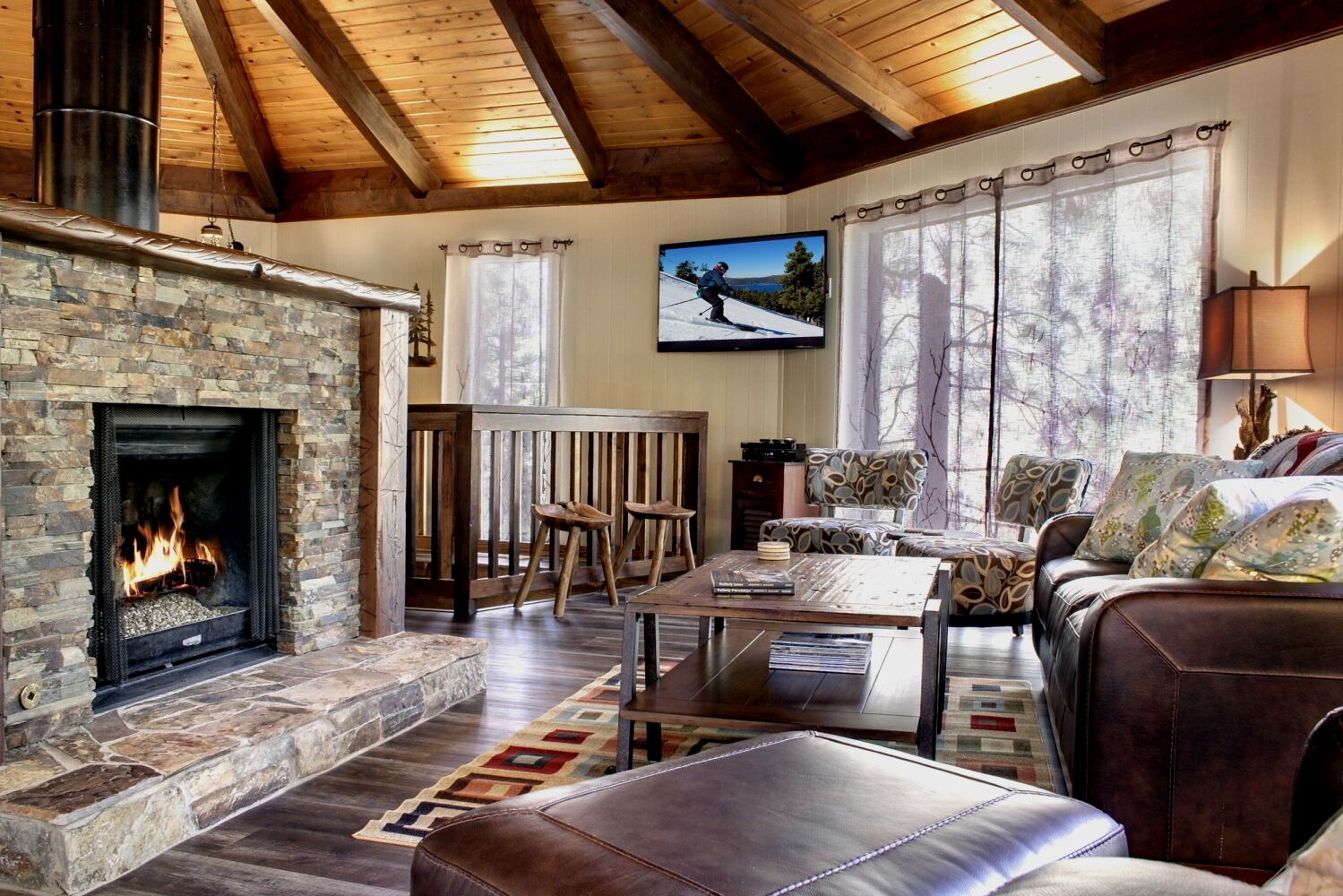 SNOW SUMMIT TREE HOUSE VIBES, CLEAN & COZY CABIN, 1 MILE TO VILLAGE & LAKE