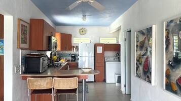 Frigorífico, microondas, horno y placa de cocina