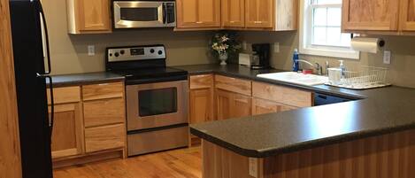 Jääkaappi, mikroaaltouuni, uuni, liesi