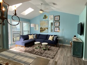 TV, DVD player, books - Steps to the beach, the gulf and the sound:0) (Gulf Breeze)