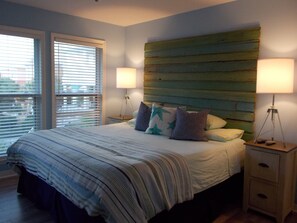 1 bedroom, iron/ironing board, WiFi, bed sheets - Steps to the beach, the gulf and the sound:0) (Gulf Breeze)