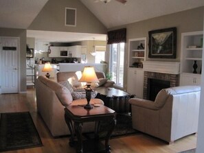 Smart-tv, een open haard, een dvd-speler en speelgoed