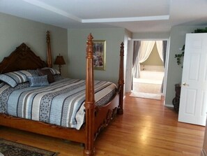 5 slaapkamers, een bureau, een strijkplank/strijkijzer, reisbedje