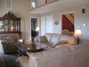 Smart-TV, Kamin, DVD-Player, Kinderspielzeug