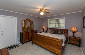 3 bedrooms, WiFi, bed sheets - WAE Outdoors Inc. Cabin # 5 the big white house (Cliffton)