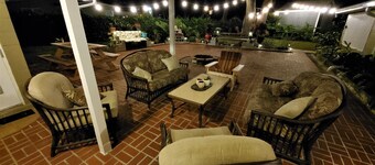 Home sweet home under the oaks, Large Patio, Central Location