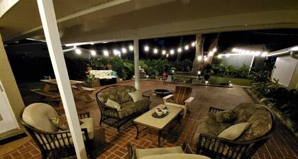 Home sweet home under the oaks, Large Patio, Central Location