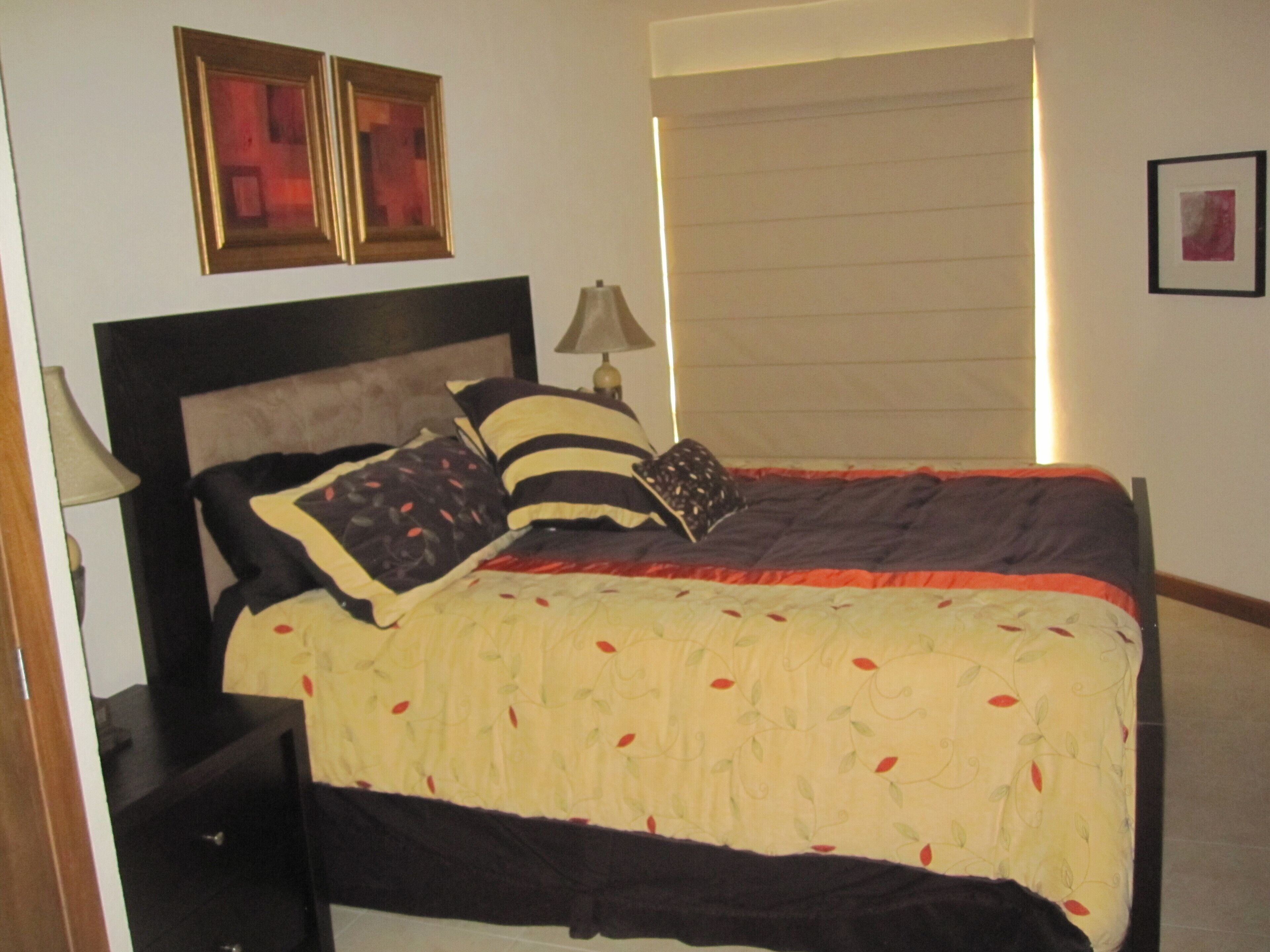 Penthouse- beach access, sea views, fantastic pool