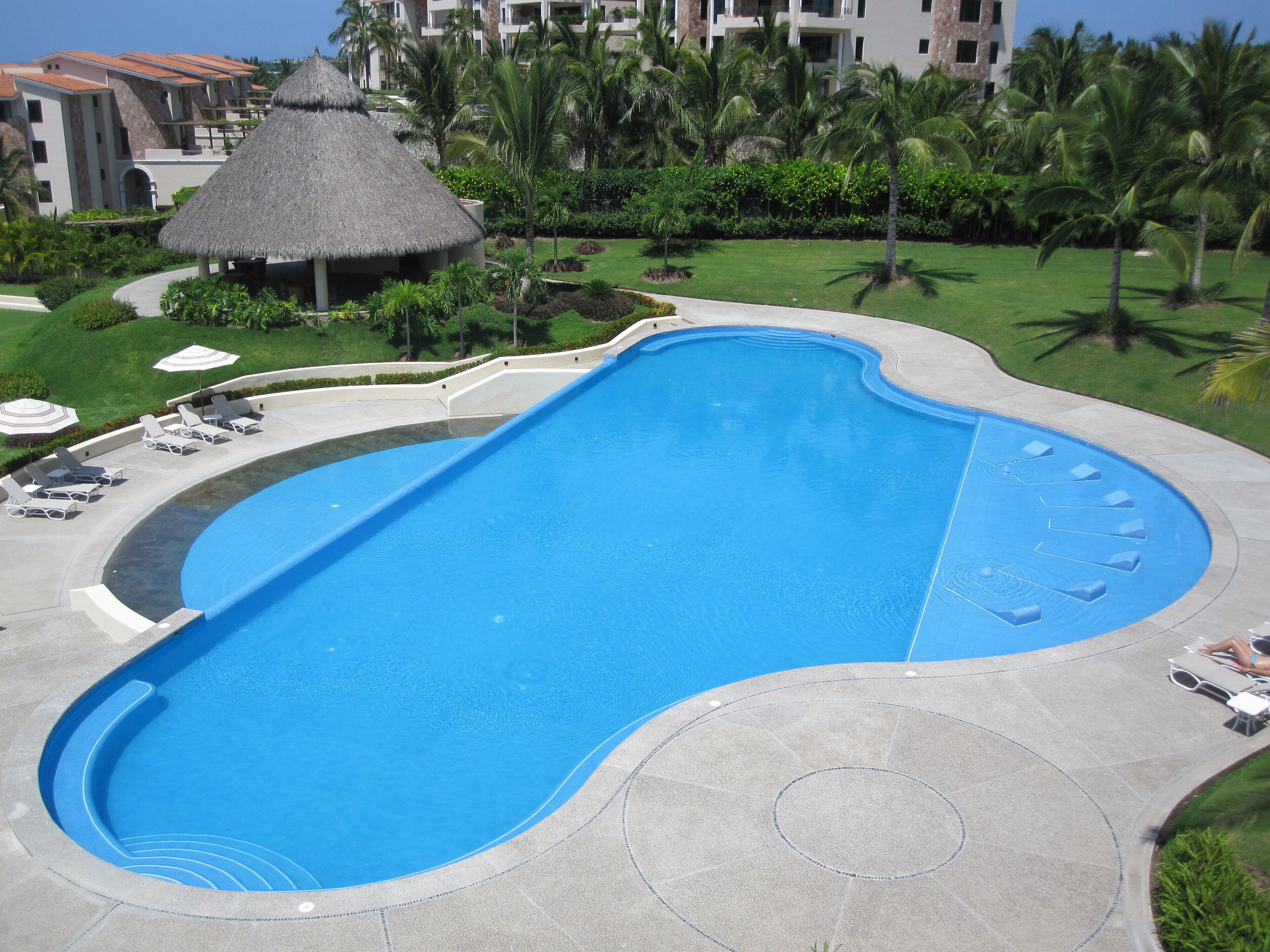 Penthouse- beach access, sea views, fantastic pool