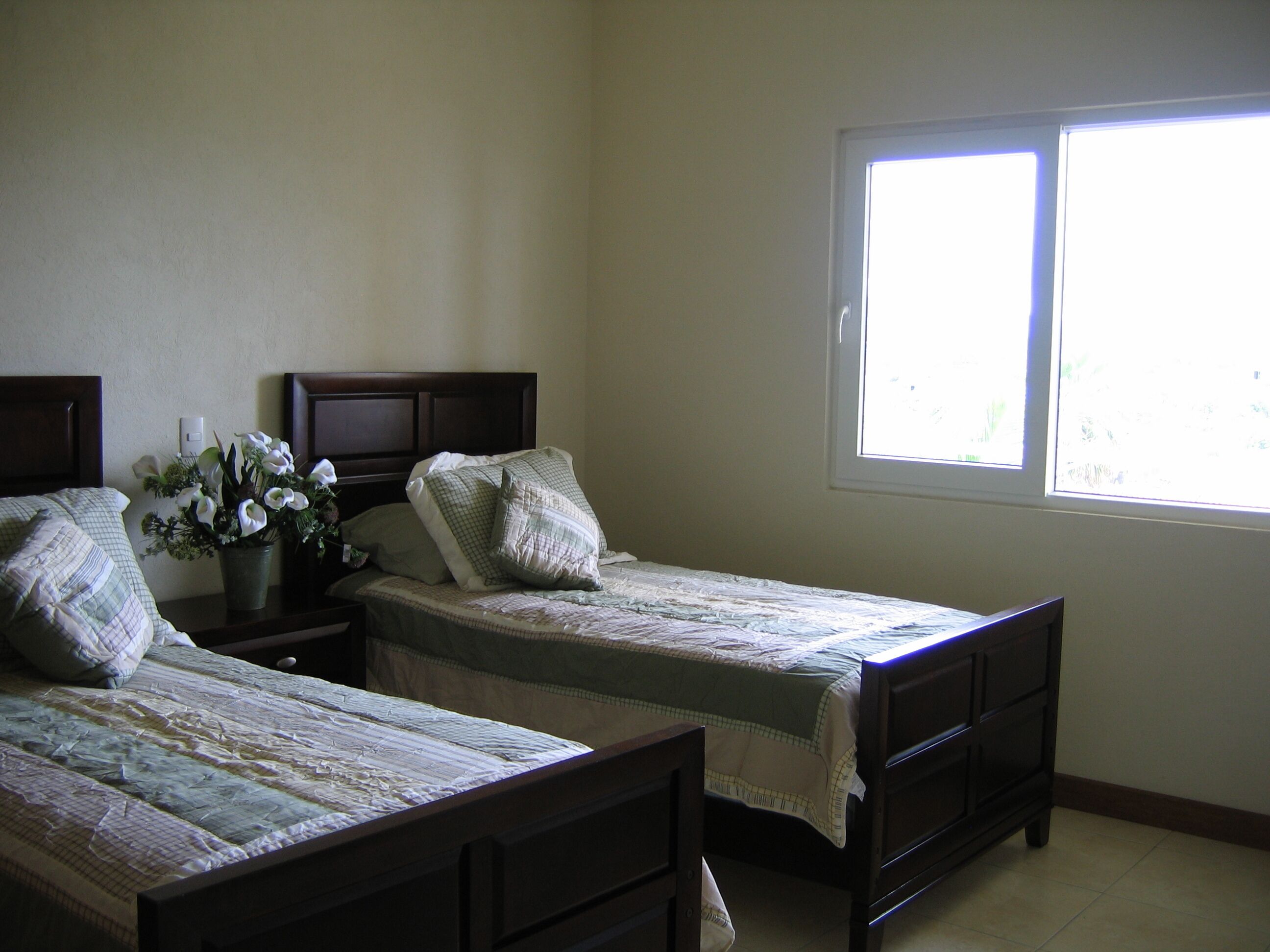 Penthouse- beach access, sea views, fantastic pool