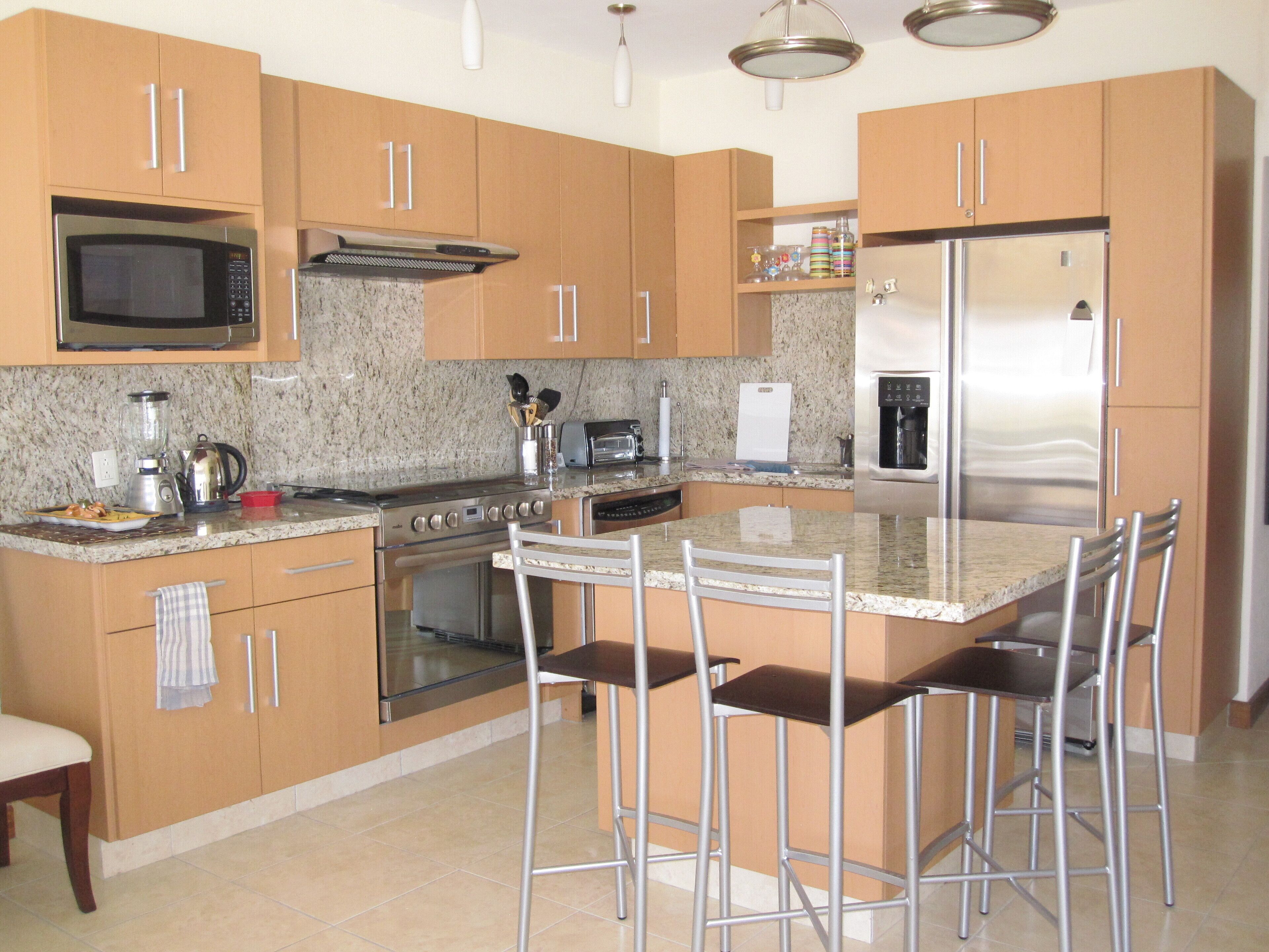 Penthouse- beach access, sea views, fantastic pool